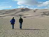 044_jan_bill_hiking_towards_dunes.jpg
